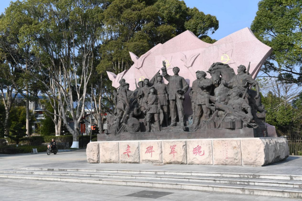 古田會(huì)議紀(jì)念館前的“豐碑軍魂”雕塑群（ 2021年1月25日攝）。新華社記者林善傳攝